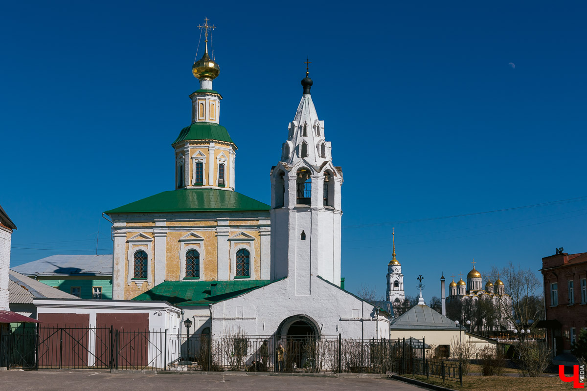 В Пизу путь пока заказан - границы закрыты. Но кадр с “падающей” башней повторить можно и в наших краях. Мы выбрали 7 подходящих локаций