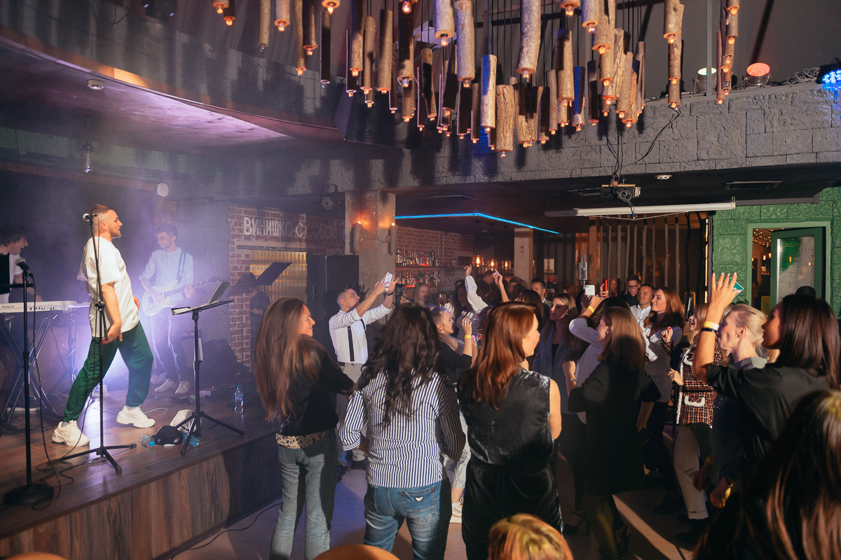 День рождения, который превратился в настоящий концерт. Расспрашиваем Дмитрия Захарию о праздновании нелюбимого события