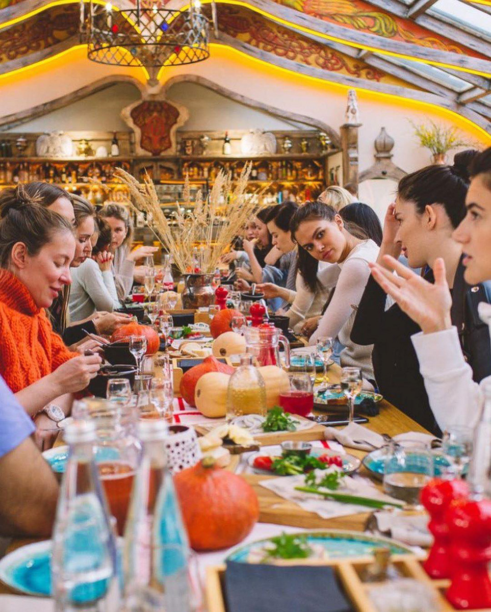 Кого из российских селебрити «Вице-мисс России» 2009-го года собрала в Суздале и как это было