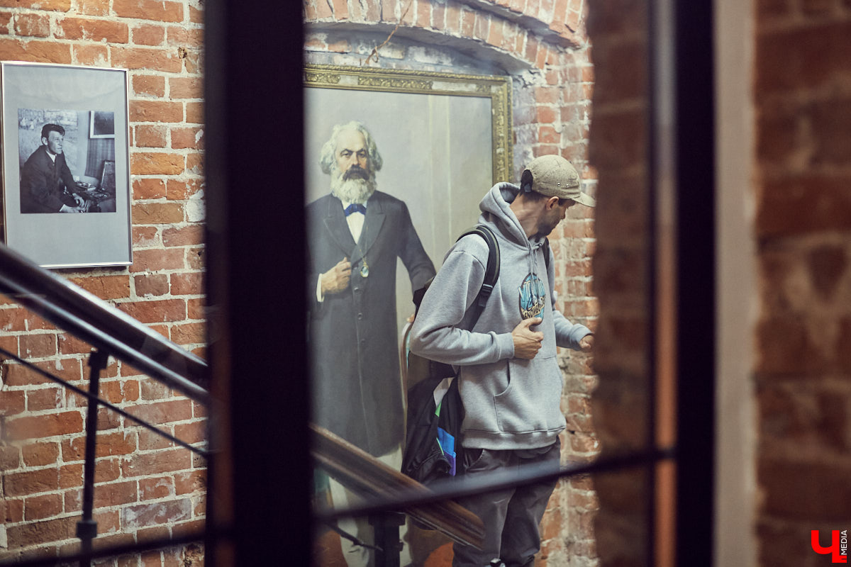 Мишкин снова создал арт со смыслом. На этот раз художник рефлексирует на тему связи времен и культур