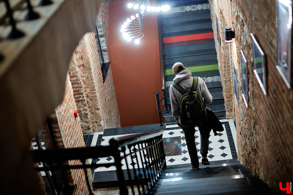 Мишкин снова создал арт со смыслом. На этот раз художник рефлексирует на тему связи времен и культур