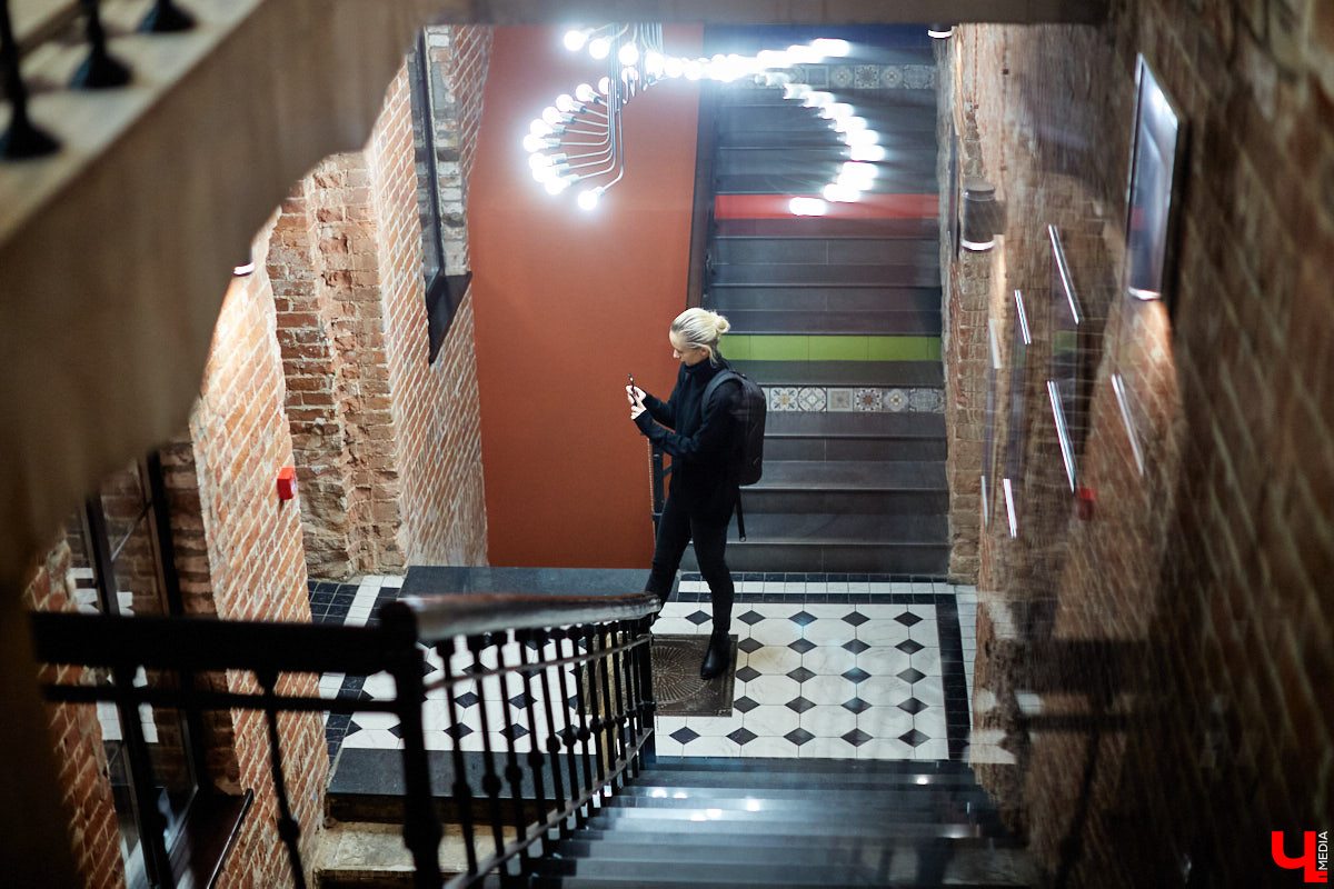 Мишкин снова создал арт со смыслом. На этот раз художник рефлексирует на тему связи времен и культур