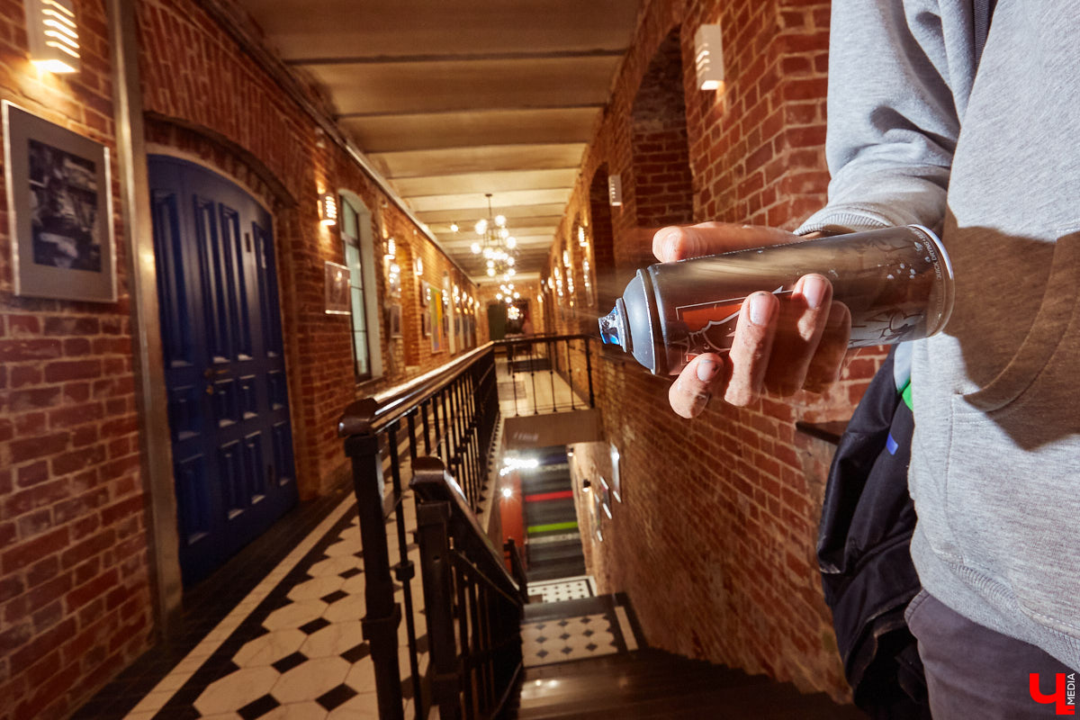 Мишкин снова создал арт со смыслом. На этот раз художник рефлексирует на тему связи времен и культур