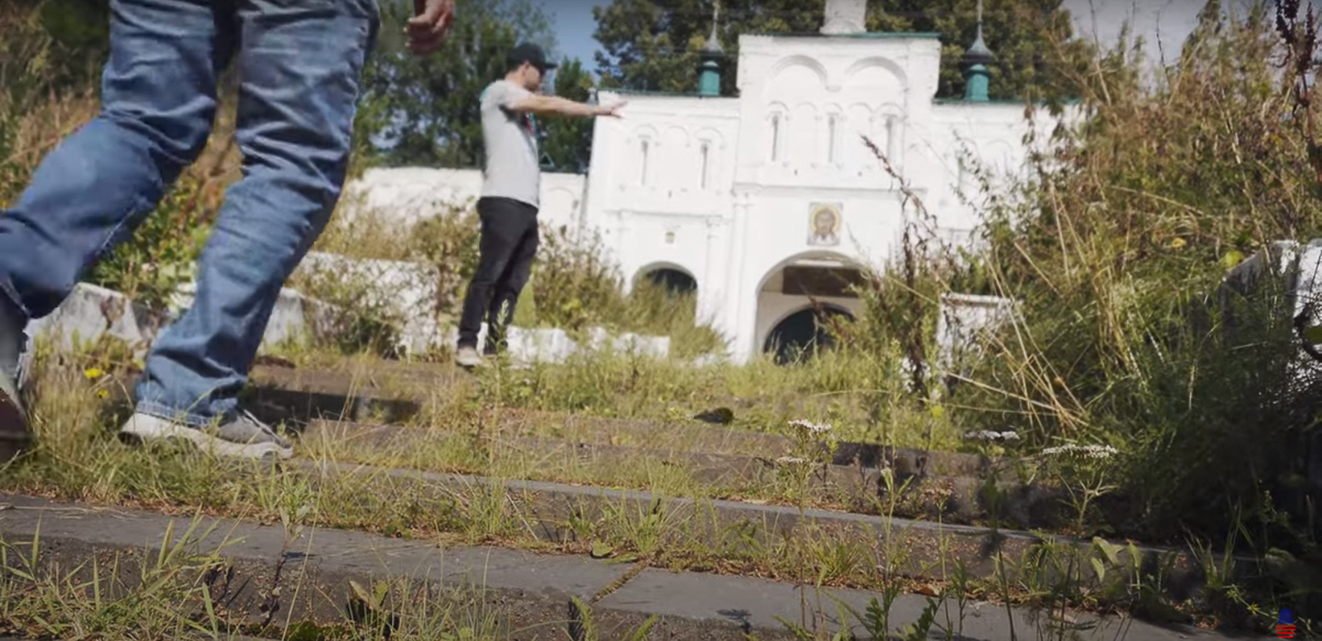 Бизнесмен из США Энди Фрека 19 лет назад переехал в Россию. Три года назад завел влог о путешествиях, а недавно добрался до Александрова