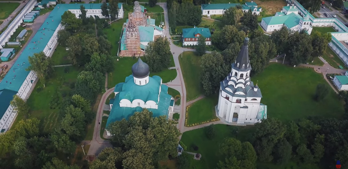 Бизнесмен из США Энди Фрека 19 лет назад переехал в Россию. Три года назад завел влог о путешествиях, а недавно добрался до Александрова