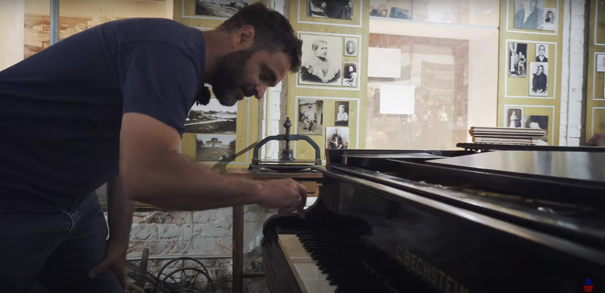 Бизнесмен из США Энди Фрека 19 лет назад переехал в Россию. Три года назад завел влог о путешествиях, а недавно добрался до Александрова