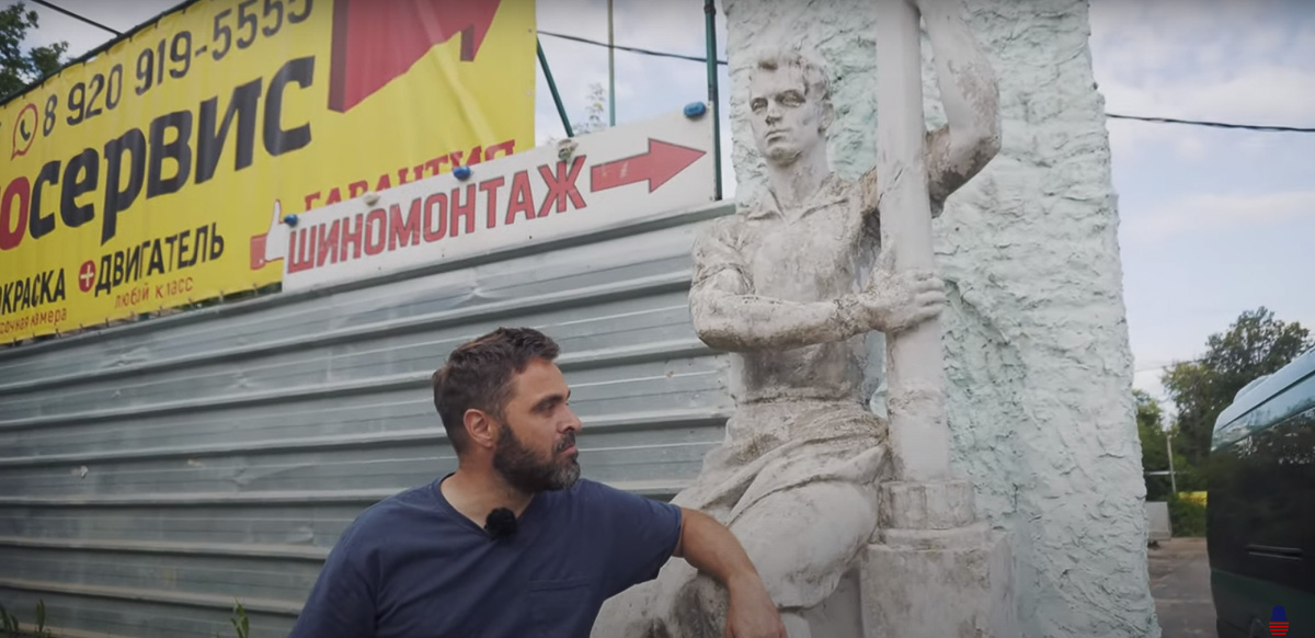 Бизнесмен из США Энди Фрека 19 лет назад переехал в Россию. Три года назад завел влог о путешествиях, а недавно добрался до Александрова