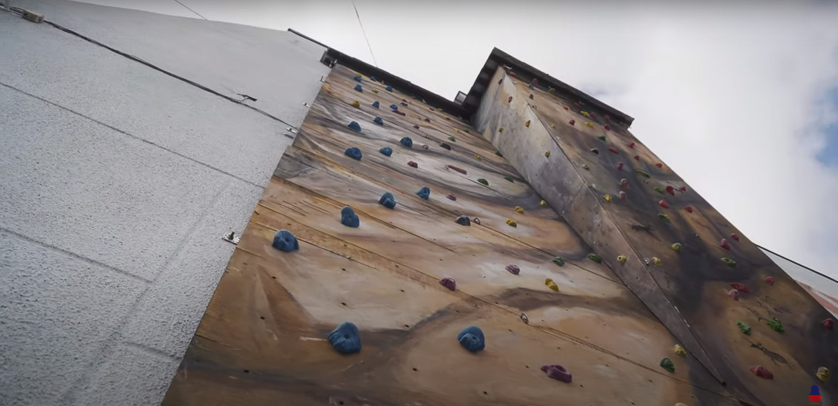 Бизнесмен из США Энди Фрека 19 лет назад переехал в Россию. Три года назад завел влог о путешествиях, а недавно добрался до Александрова