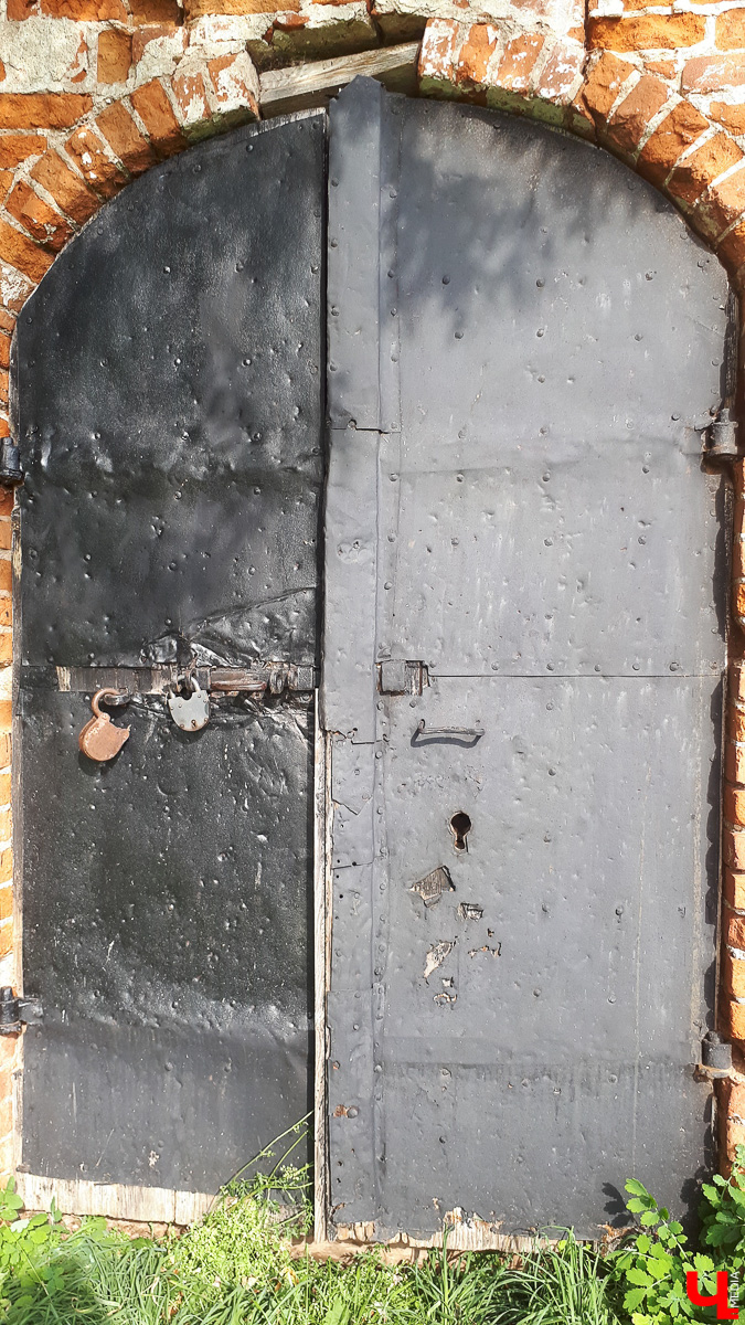 Фоторепортаж из села Константиново и история двух заброшенных церквей