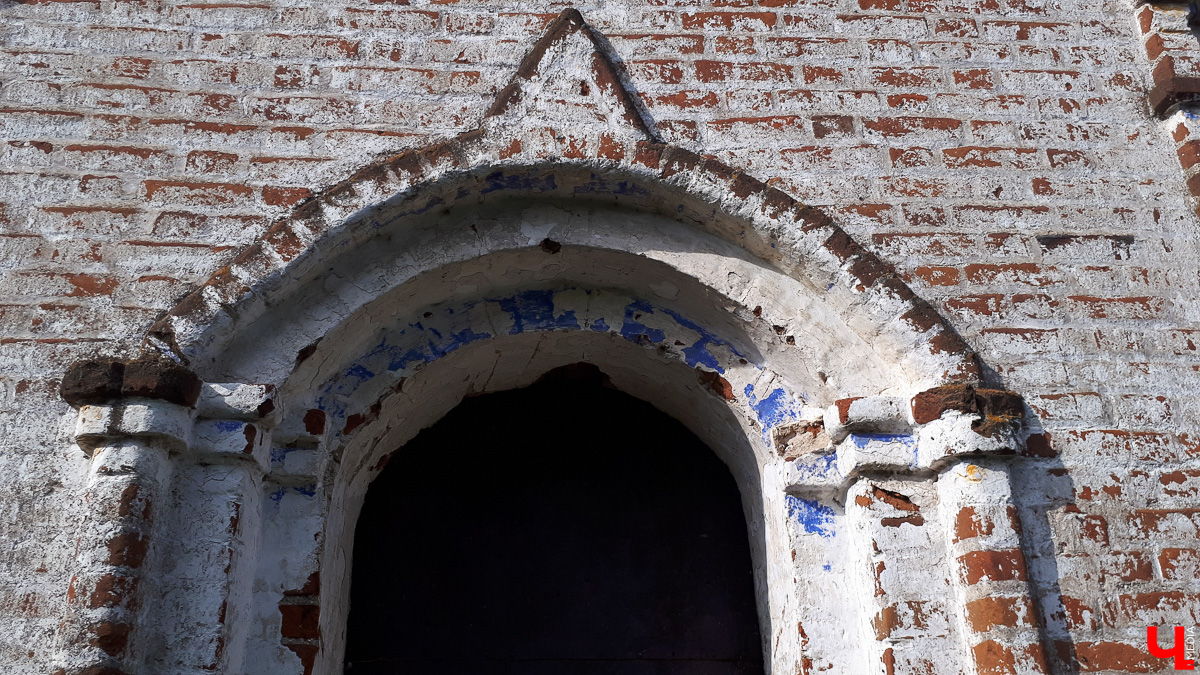 Фоторепортаж из села Константиново и история двух заброшенных церквей