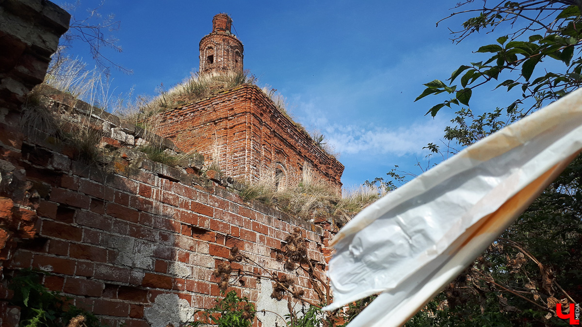 Фоторепортаж из села Константиново и история двух заброшенных церквей