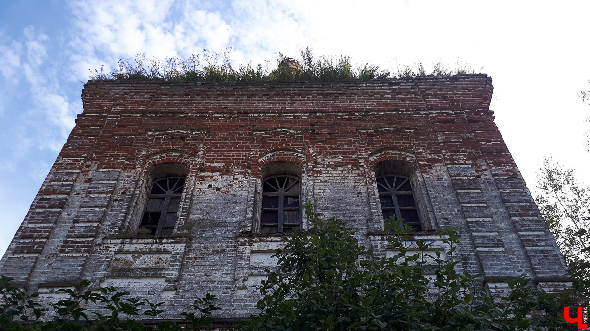 Фоторепортаж из села Константиново и история двух заброшенных церквей