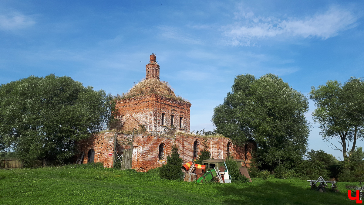 Фоторепортаж из села Константиново и история двух заброшенных церквей