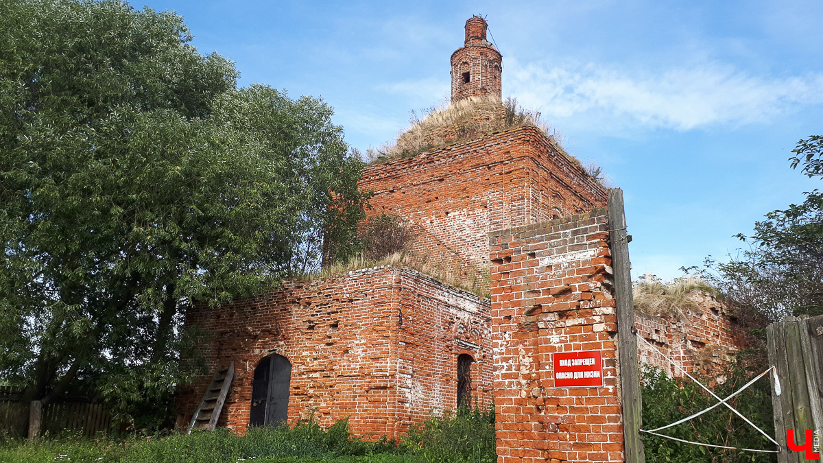Фоторепортаж из села Константиново и история двух заброшенных церквей