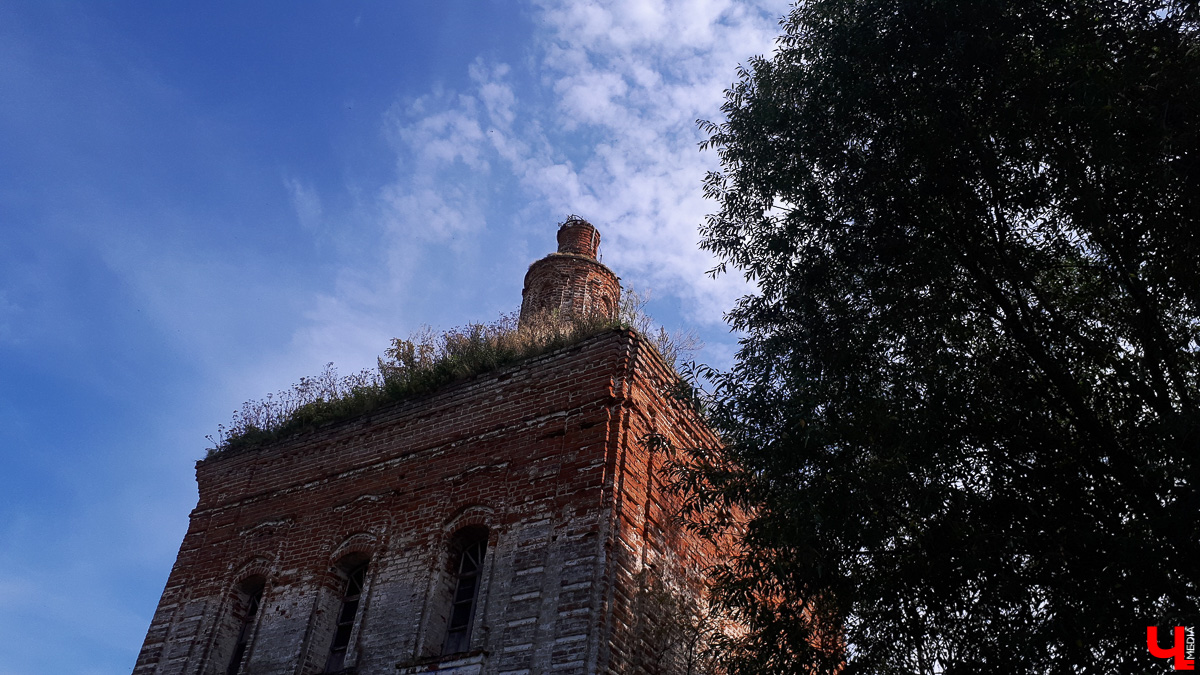 Фоторепортаж из села Константиново и история двух заброшенных церквей