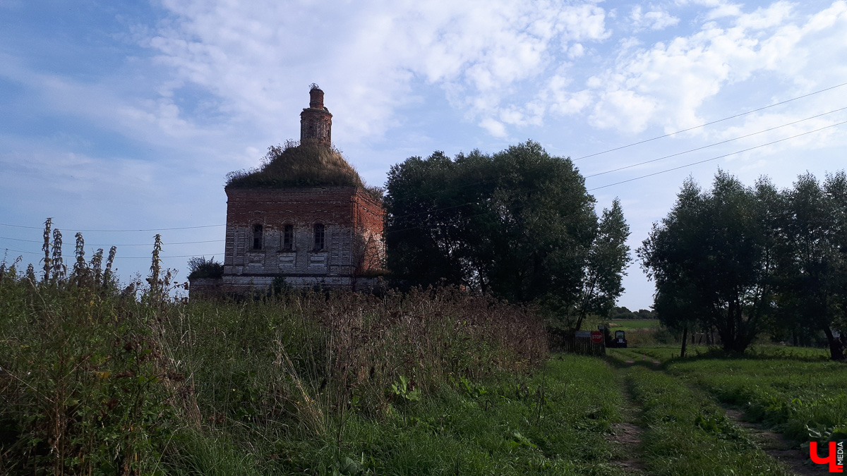 Фоторепортаж из села Константиново и история двух заброшенных церквей