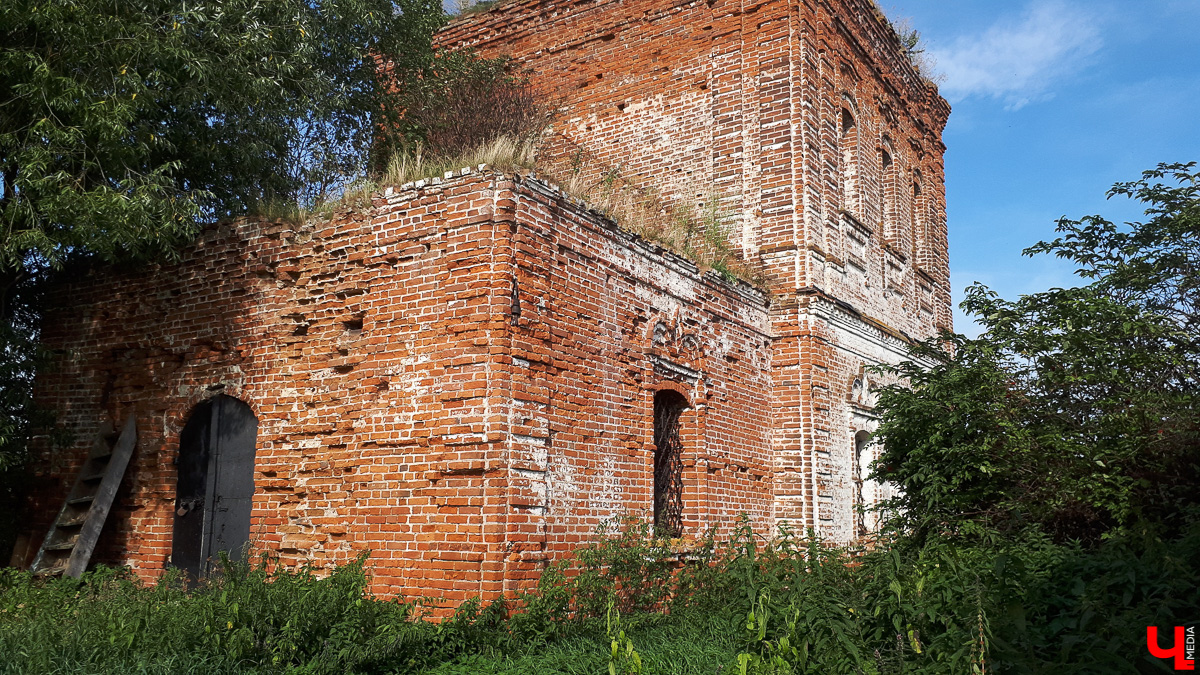 Фоторепортаж из села Константиново и история двух заброшенных церквей