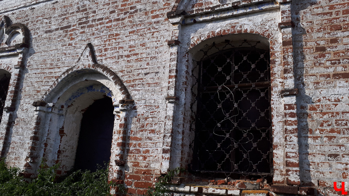 Фоторепортаж из села Константиново и история двух заброшенных церквей