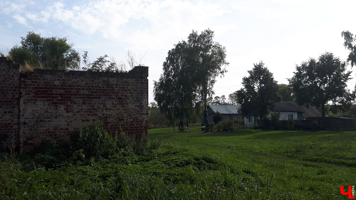 Фоторепортаж из села Константиново и история двух заброшенных церквей