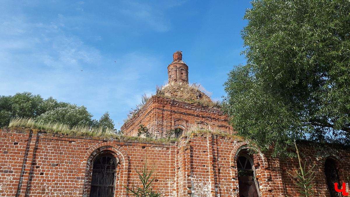 Фоторепортаж из села Константиново и история двух заброшенных церквей