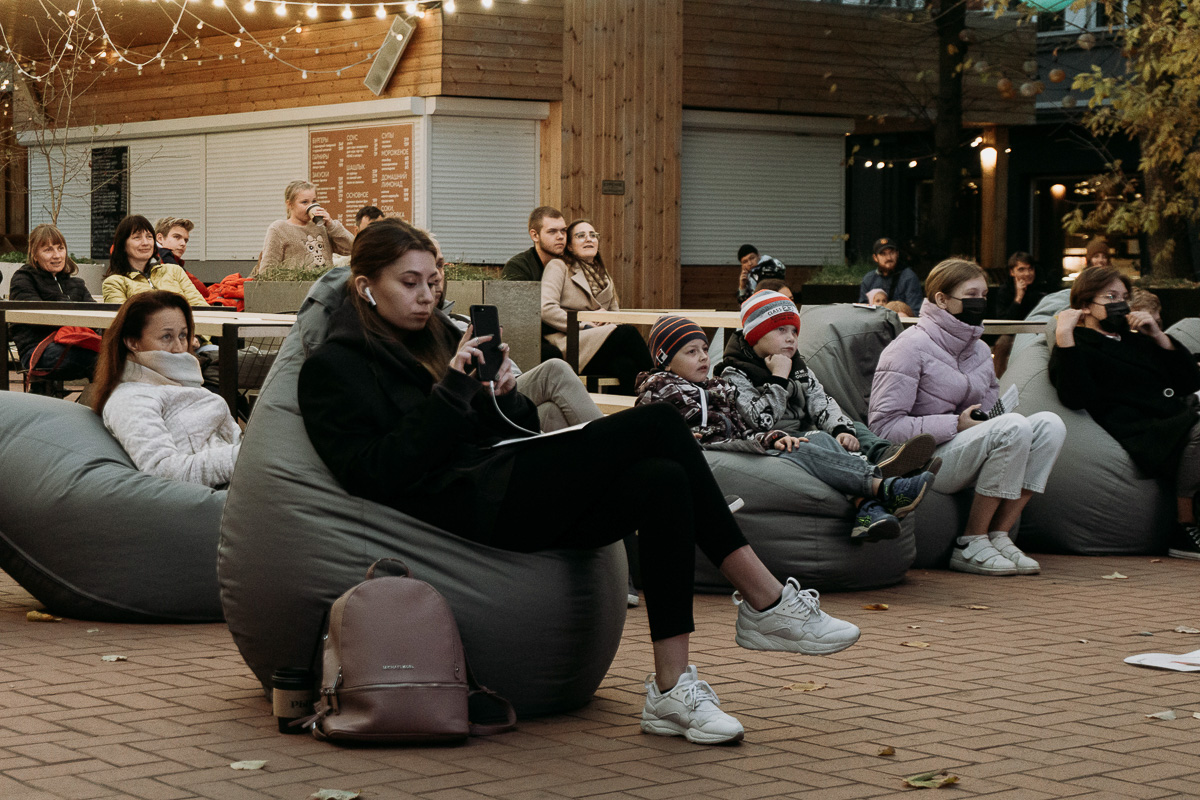 Два дня владимирцы смотрели короткометражки молодых режиссеров под открытым небом. Картины про гопников и блогеров зацепили не так сильно, как история про собачек