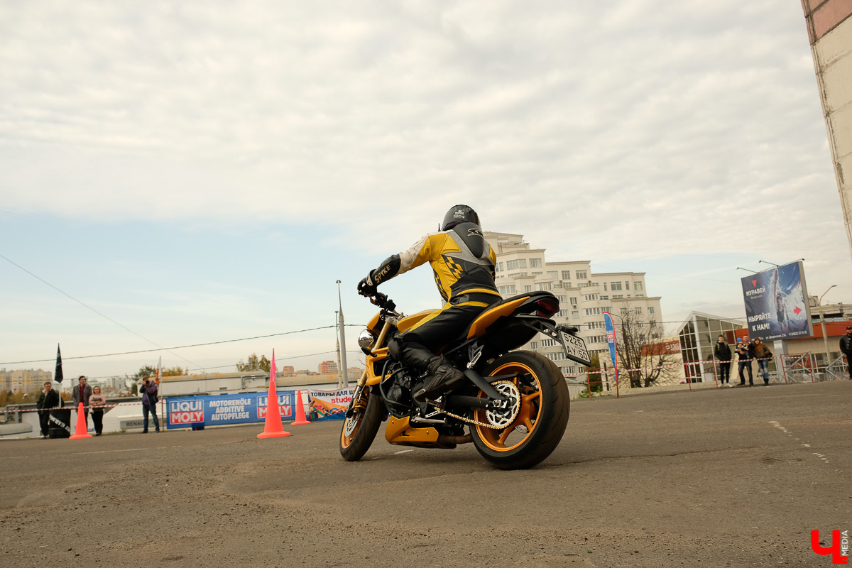 Байкеры со всей страны приехали во Владимир и устроили соревнования. Подробности - в нашем репортаже