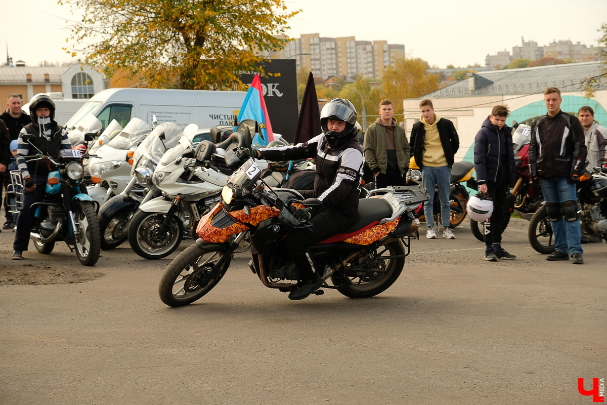 Байкеры со всей страны приехали во Владимир и устроили соревнования. Подробности - в нашем репортаже