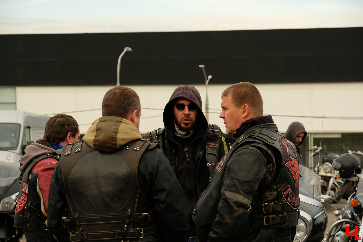 Байкеры со всей страны приехали во Владимир и устроили соревнования. Подробности - в нашем репортаже