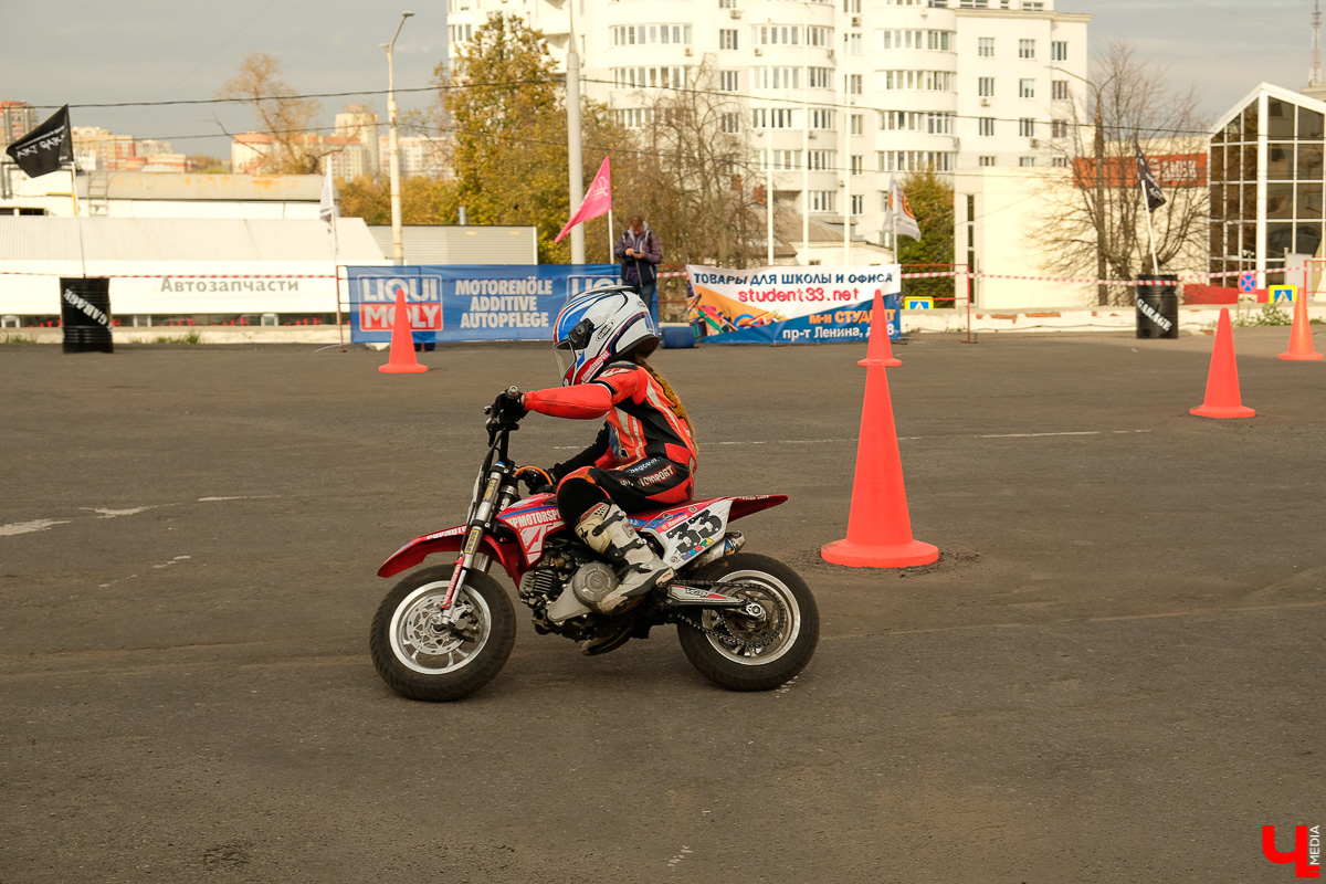 Байкеры со всей страны приехали во Владимир и устроили соревнования. Подробности - в нашем репортаже