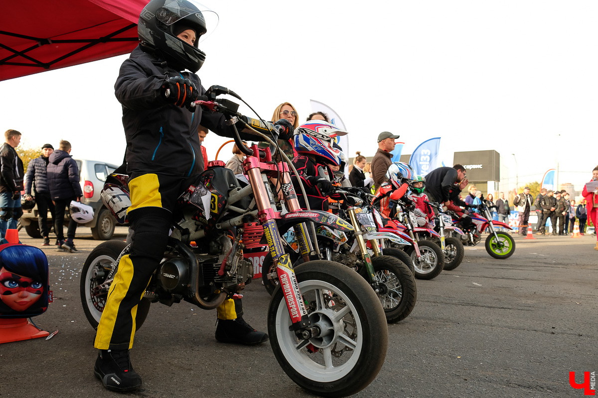 Байкеры со всей страны приехали во Владимир и устроили соревнования. Подробности - в нашем репортаже
