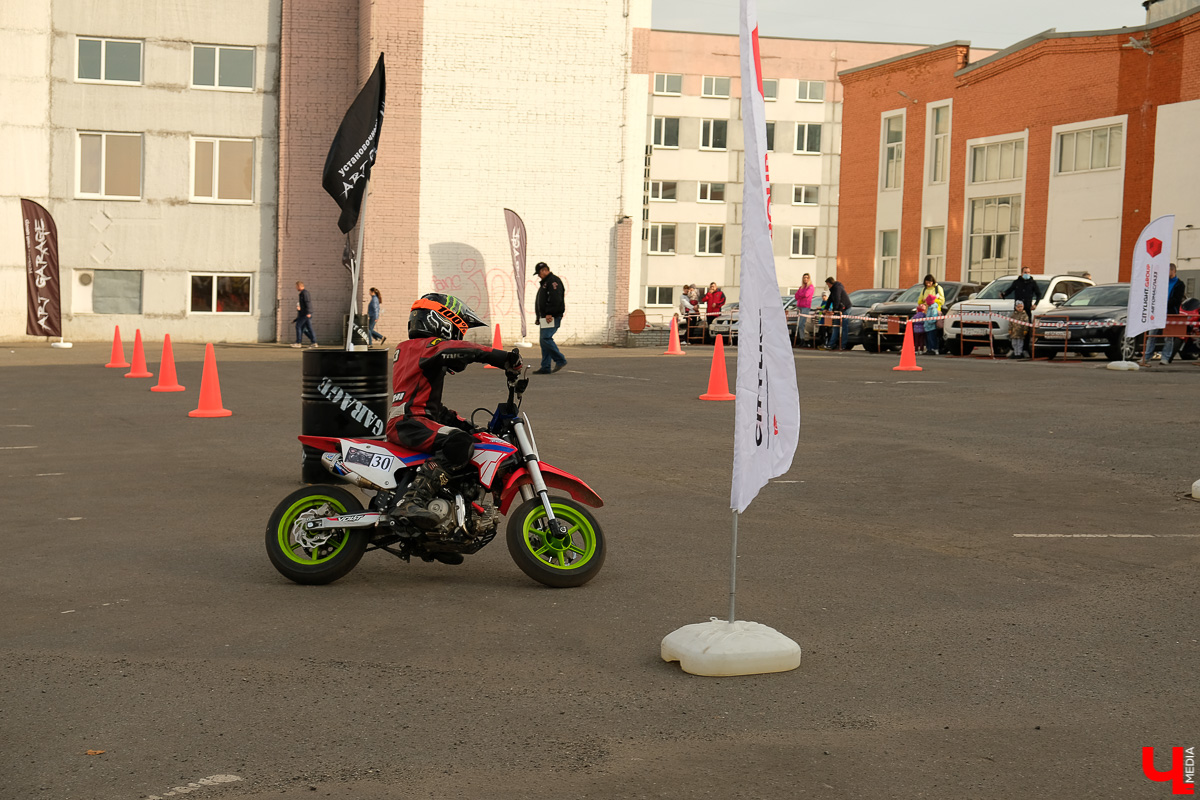 Байкеры со всей страны приехали во Владимир и устроили соревнования. Подробности - в нашем репортаже