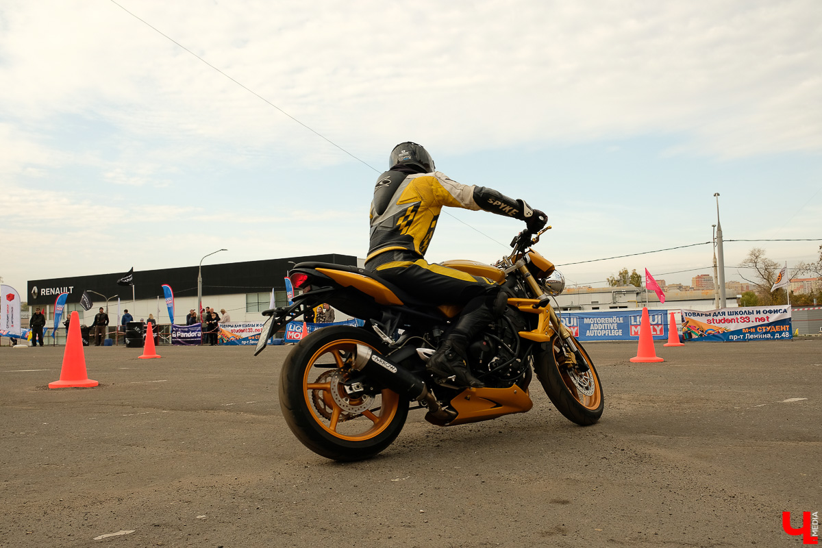 Байкеры со всей страны приехали во Владимир и устроили соревнования. Подробности - в нашем репортаже