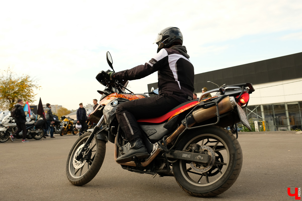 Байкеры со всей страны приехали во Владимир и устроили соревнования. Подробности - в нашем репортаже