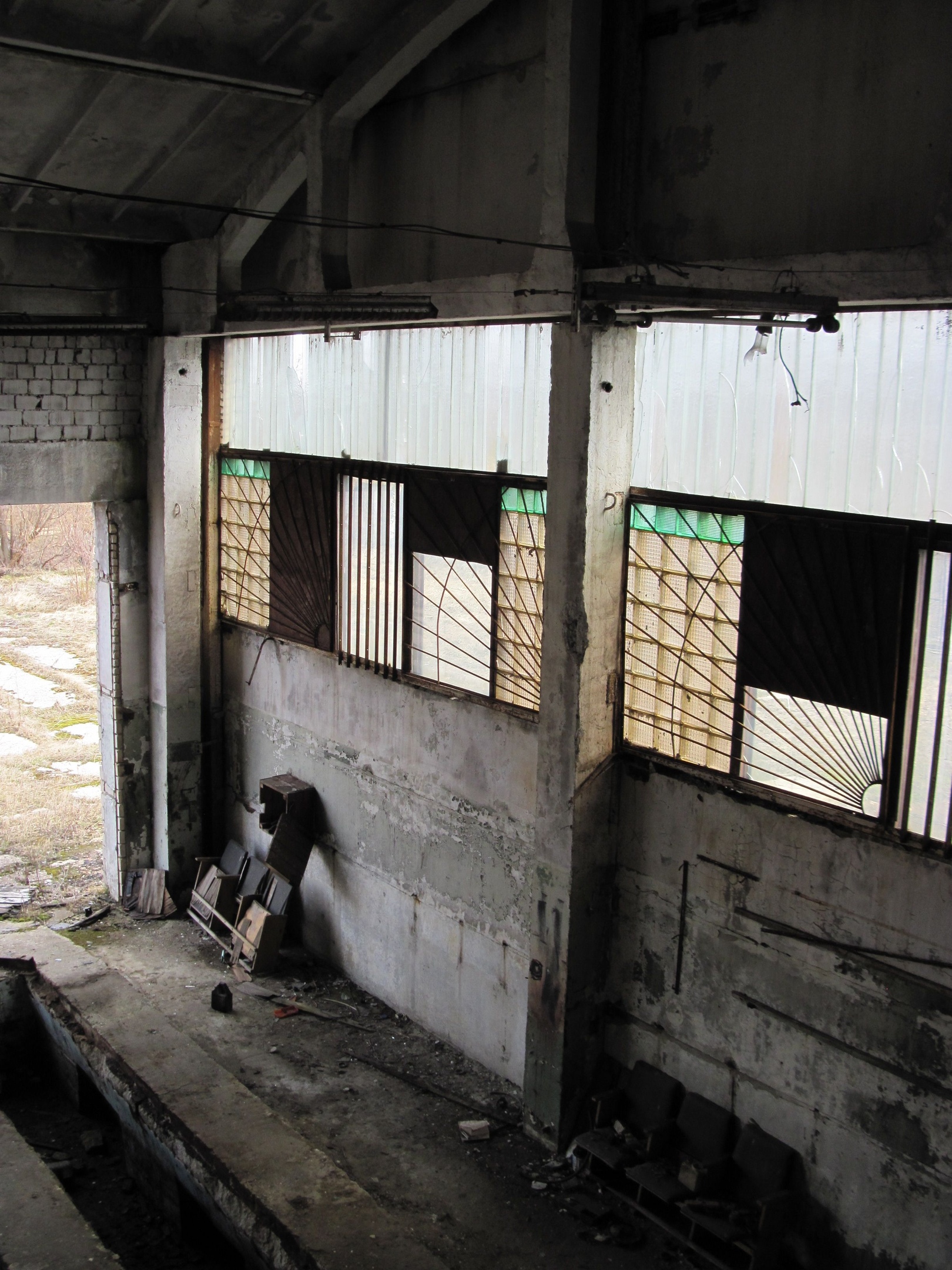 Фотограф Игорь Федотов побывал на заброшенной птицефабрике в Вязниках. Здания пустуют уже около 20 лет и медленно разрушаются