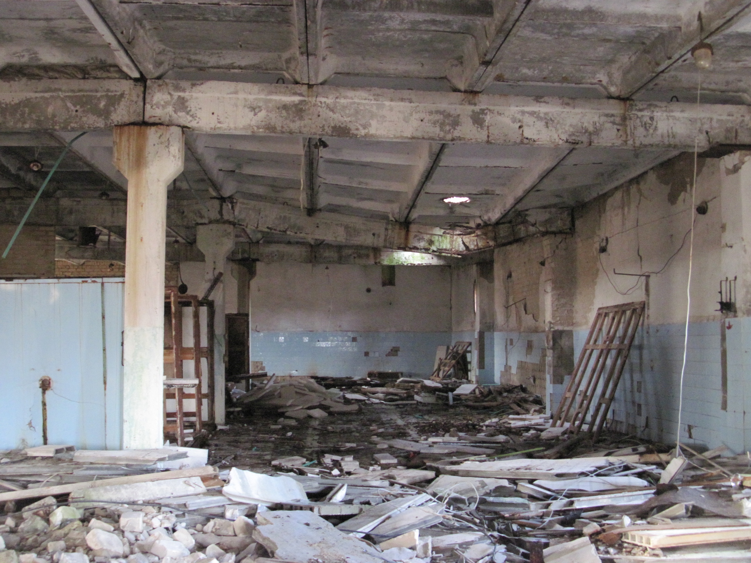 Фотограф Игорь Федотов побывал на заброшенной птицефабрике в Вязниках. Здания пустуют уже около 20 лет и медленно разрушаются