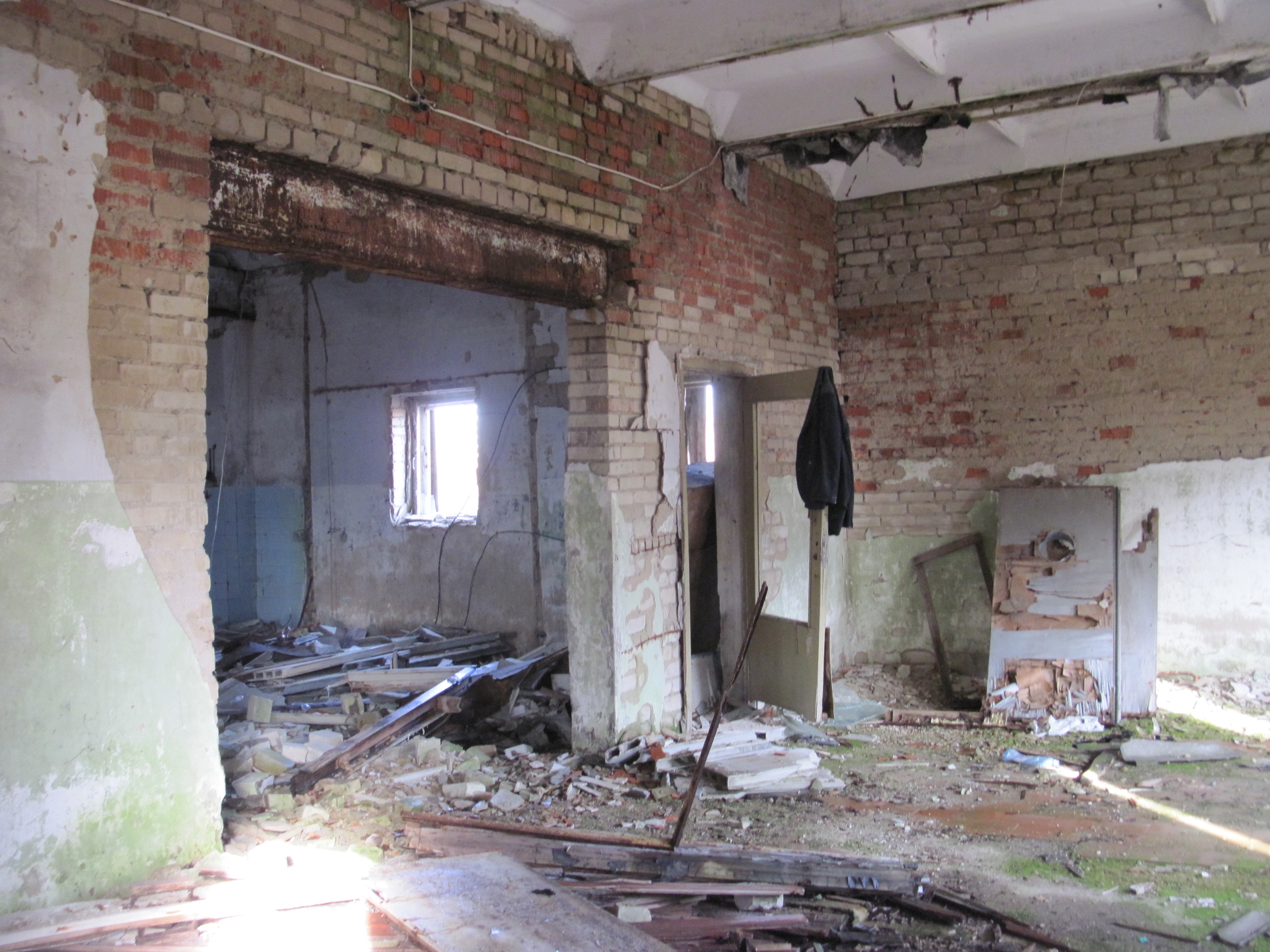 Фотограф Игорь Федотов побывал на заброшенной птицефабрике в Вязниках. Здания пустуют уже около 20 лет и медленно разрушаются