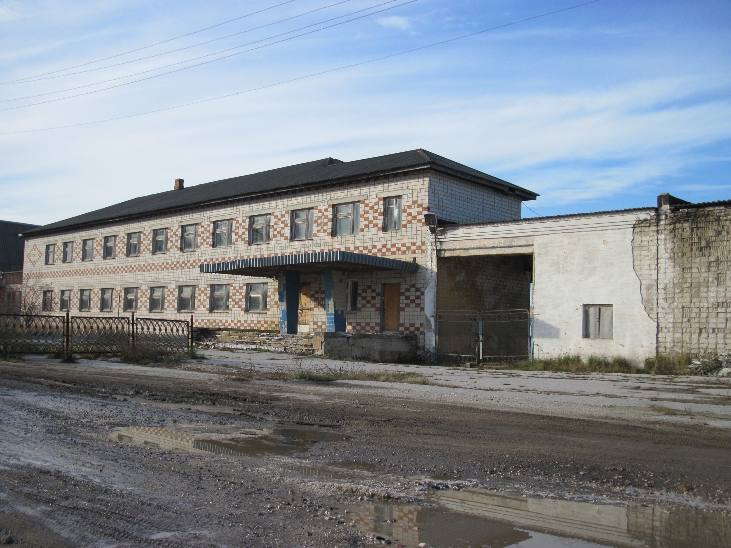 Фотограф Игорь Федотов побывал на заброшенной птицефабрике в Вязниках. Здания пустуют уже около 20 лет и медленно разрушаются