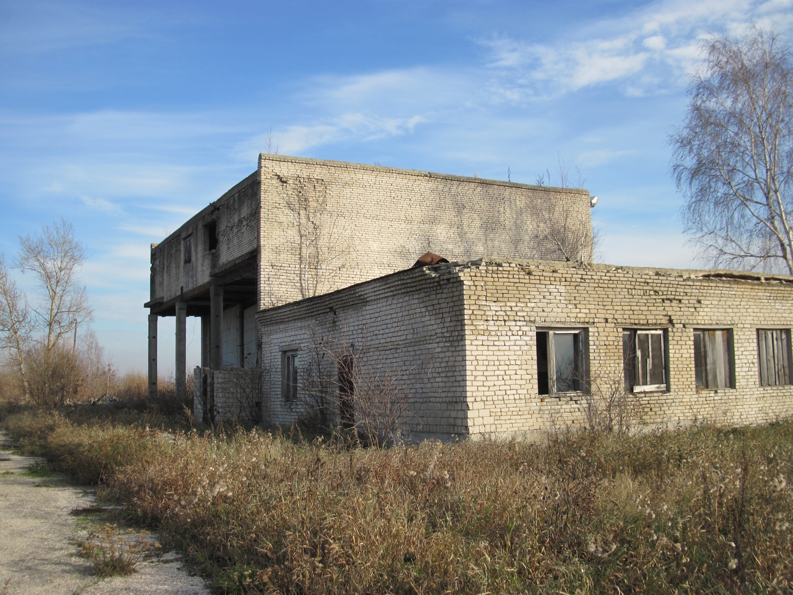 Фотограф Игорь Федотов побывал на заброшенной птицефабрике в Вязниках. Здания пустуют уже около 20 лет и медленно разрушаются