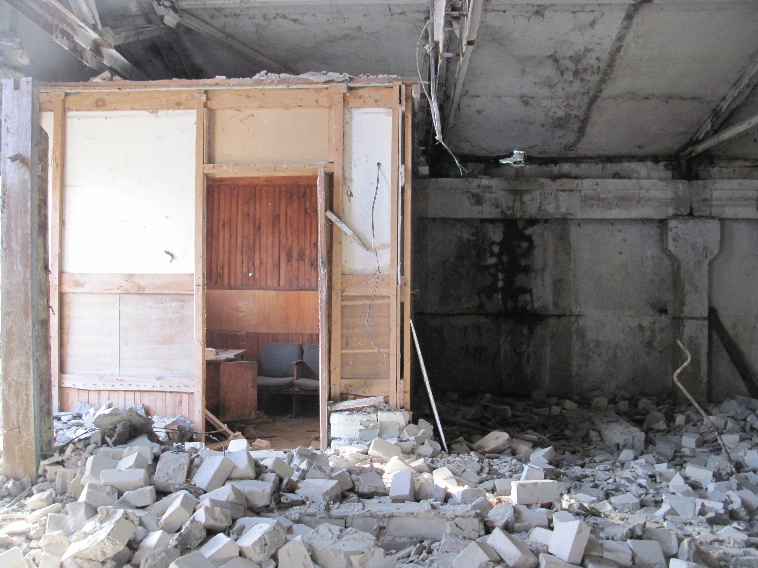 Фотограф Игорь Федотов побывал на заброшенной птицефабрике в Вязниках. Здания пустуют уже около 20 лет и медленно разрушаются