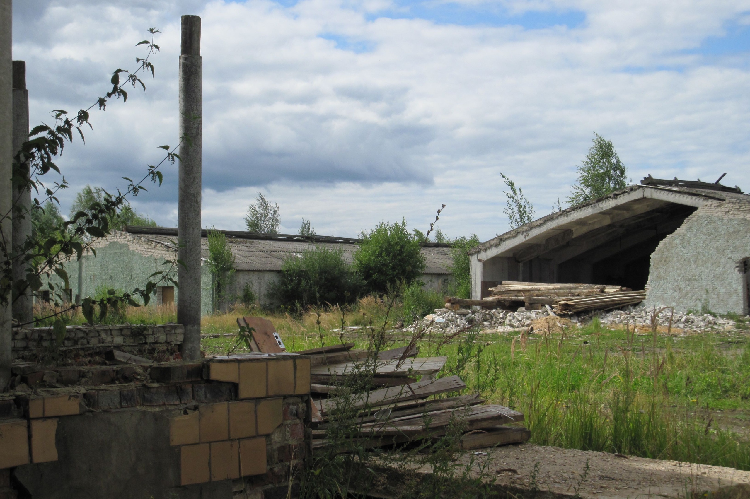 Фотограф Игорь Федотов побывал на заброшенной птицефабрике в Вязниках. Здания пустуют уже около 20 лет и медленно разрушаются