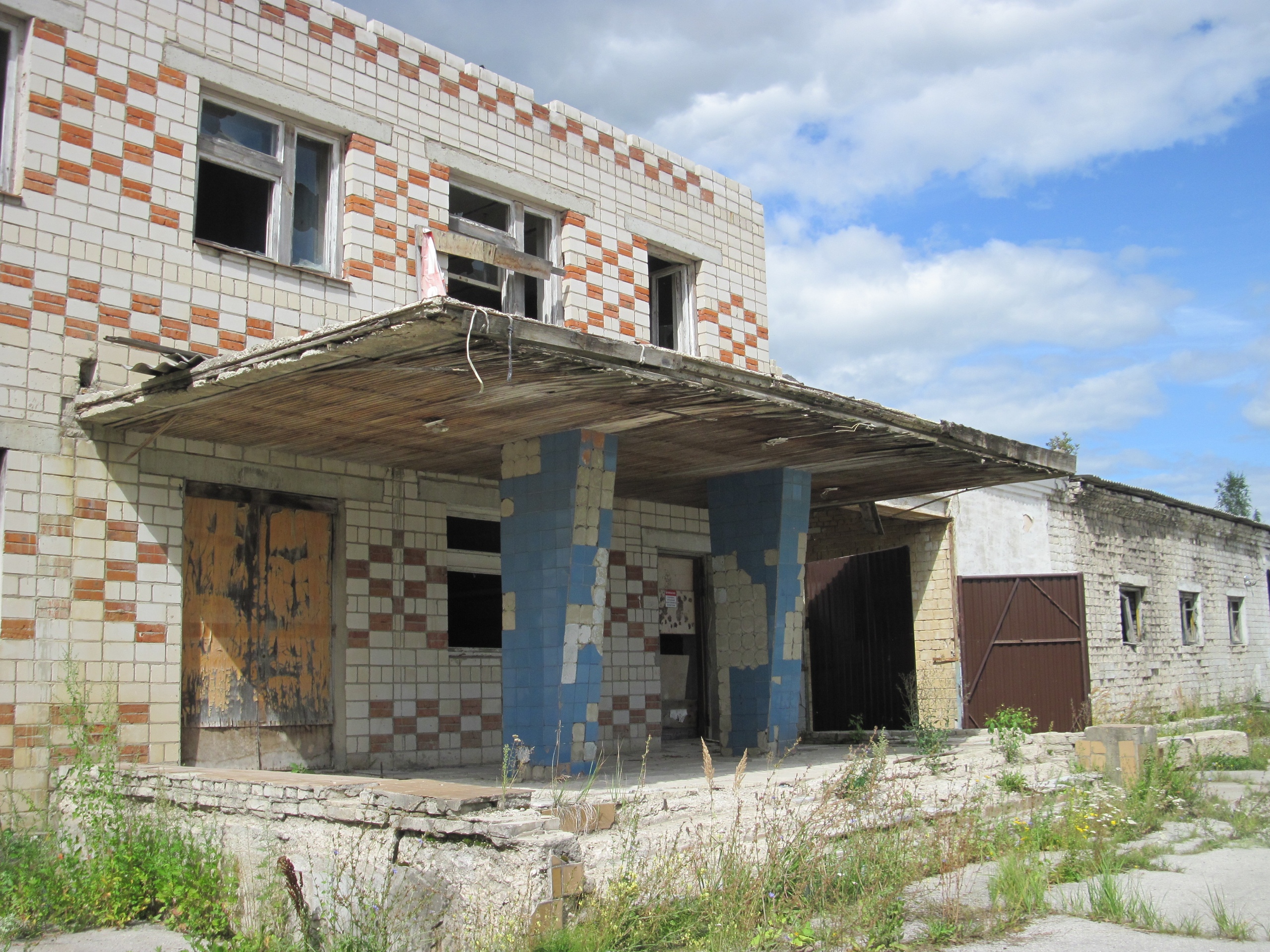 Фотограф Игорь Федотов побывал на заброшенной птицефабрике в Вязниках. Здания пустуют уже около 20 лет и медленно разрушаются