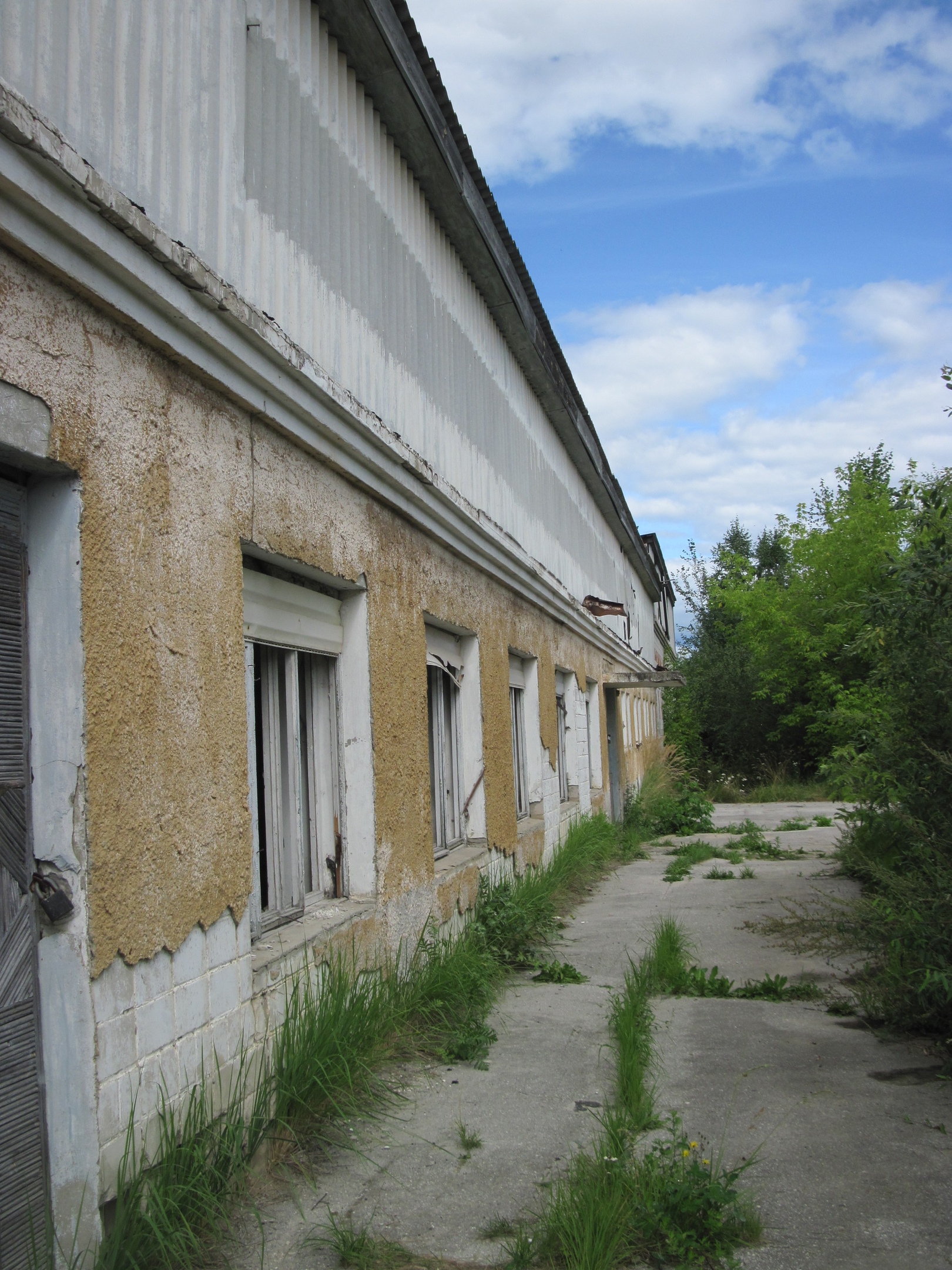 Фотограф Игорь Федотов побывал на заброшенной птицефабрике в Вязниках. Здания пустуют уже около 20 лет и медленно разрушаются