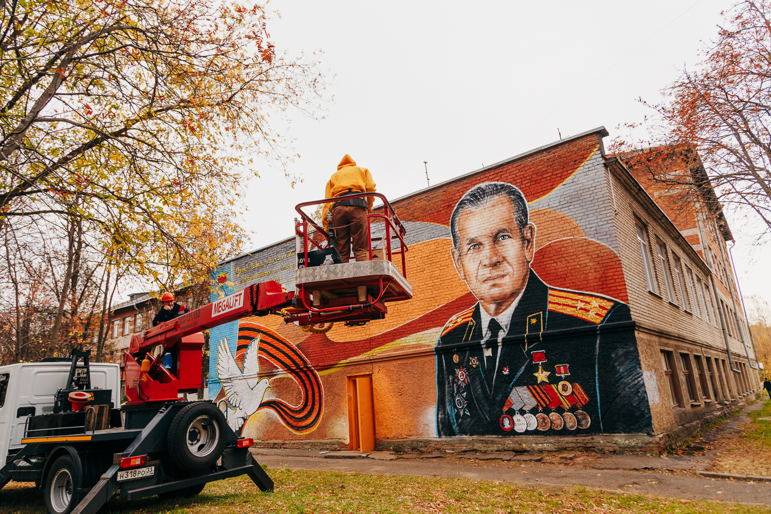 Сделали обзор новых уличных рисунков, которые добавили осеннему Владимиру нотку позитива