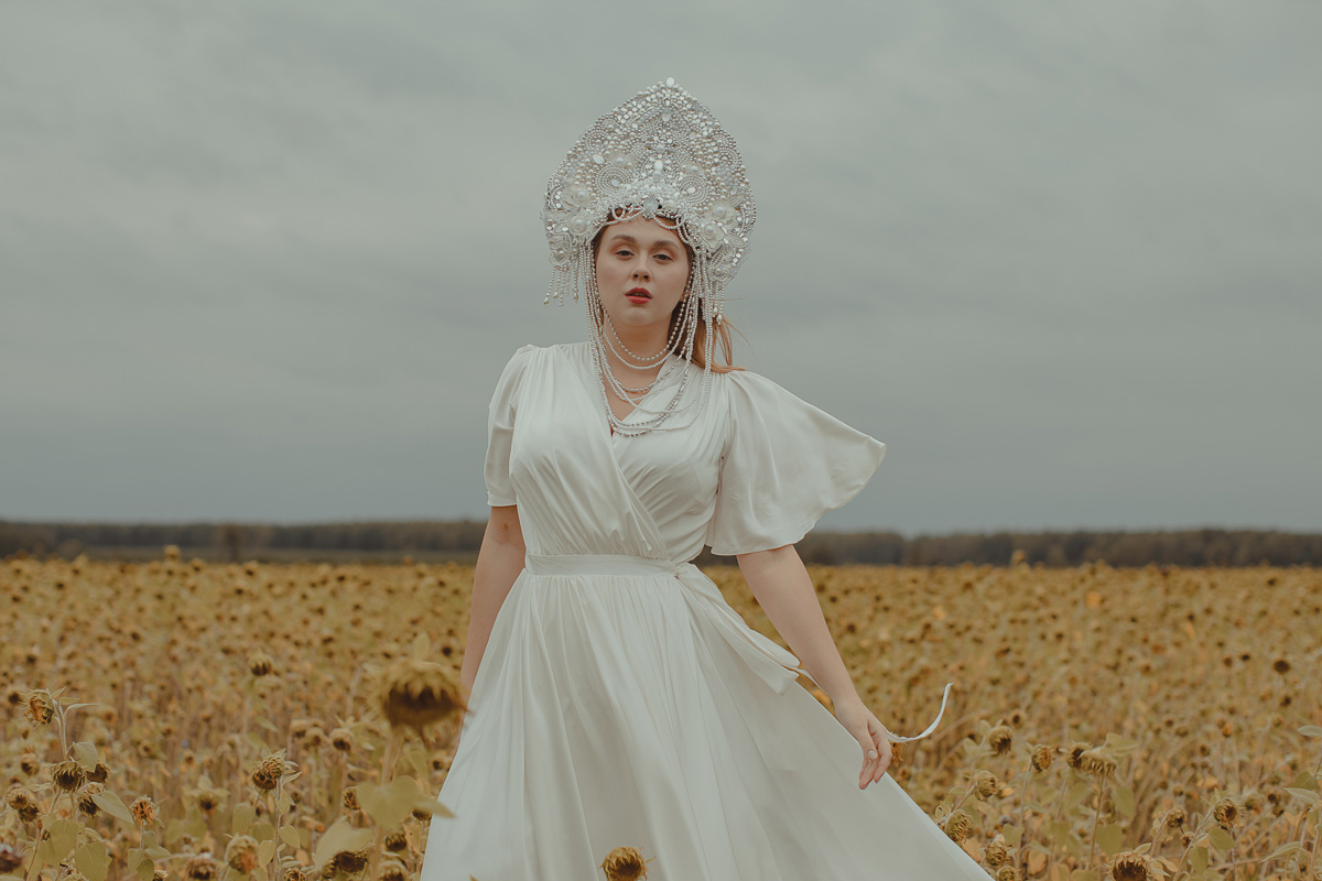 Владимирский фотограф Ольга Сморжанюк и московская мастерица Дарья Безгачева совместным творческим проектом напомнили всем нам, что у короны есть другое (и при этом очень красивое) значение