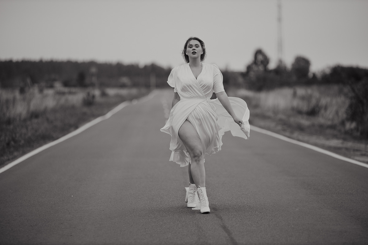 Владимирский фотограф Ольга Сморжанюк и московская мастерица Дарья Безгачева совместным творческим проектом напомнили всем нам, что у короны есть другое (и при этом очень красивое) значение