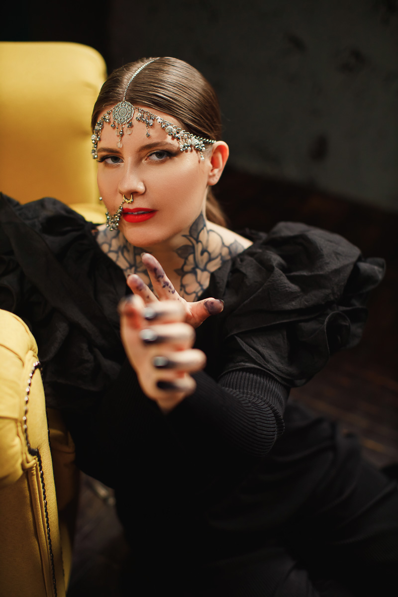 Владимирский фотограф Ольга Сморжанюк и московская мастерица Дарья Безгачева совместным творческим проектом напомнили всем нам, что у короны есть другое (и при этом очень красивое) значение