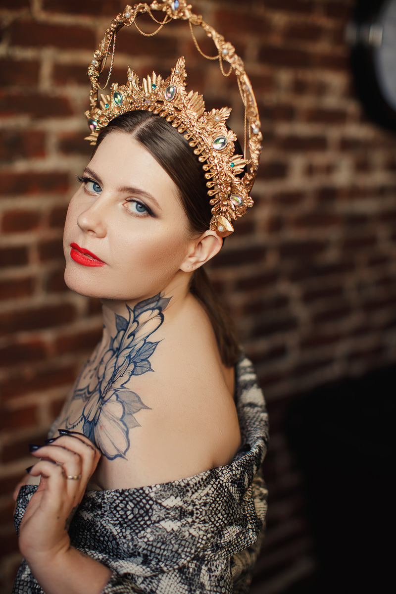 Владимирский фотограф Ольга Сморжанюк и московская мастерица Дарья Безгачева совместным творческим проектом напомнили всем нам, что у короны есть другое (и при этом очень красивое) значение
