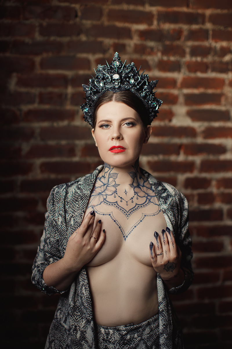Владимирский фотограф Ольга Сморжанюк и московская мастерица Дарья Безгачева совместным творческим проектом напомнили всем нам, что у короны есть другое (и при этом очень красивое) значение