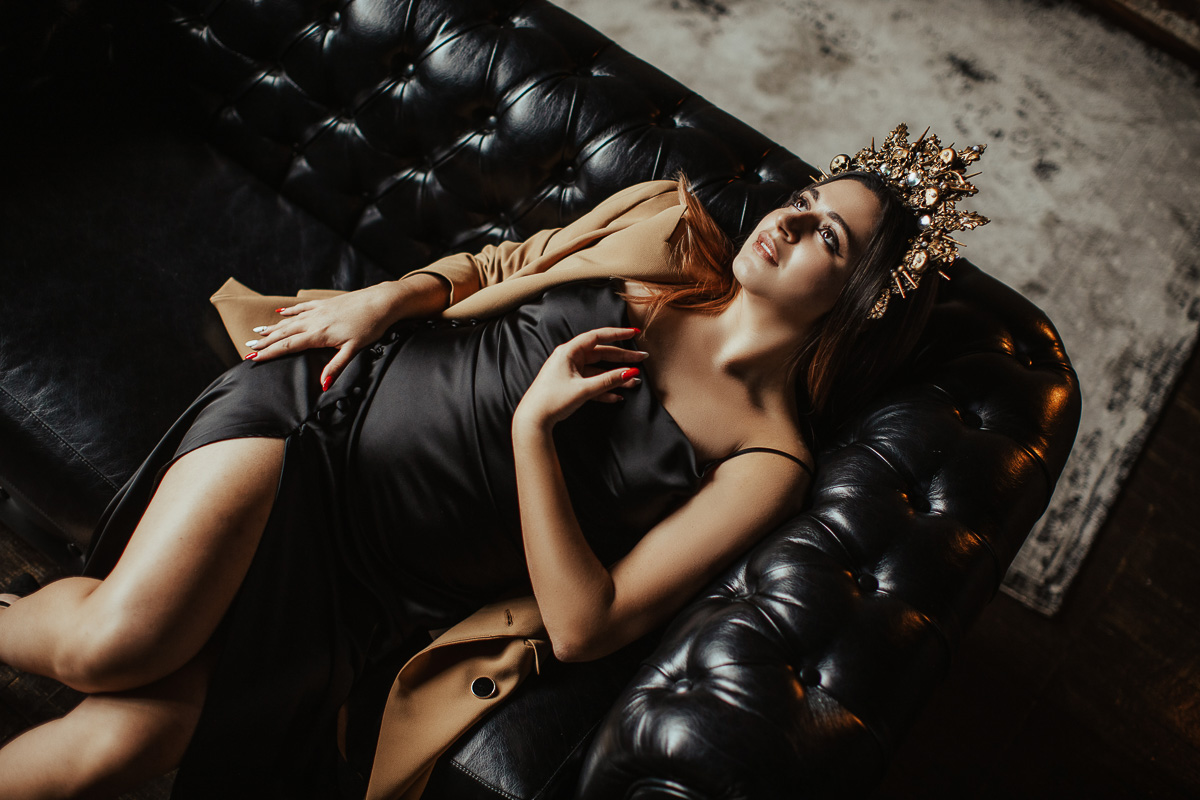 Владимирский фотограф Ольга Сморжанюк и московская мастерица Дарья Безгачева совместным творческим проектом напомнили всем нам, что у короны есть другое (и при этом очень красивое) значение