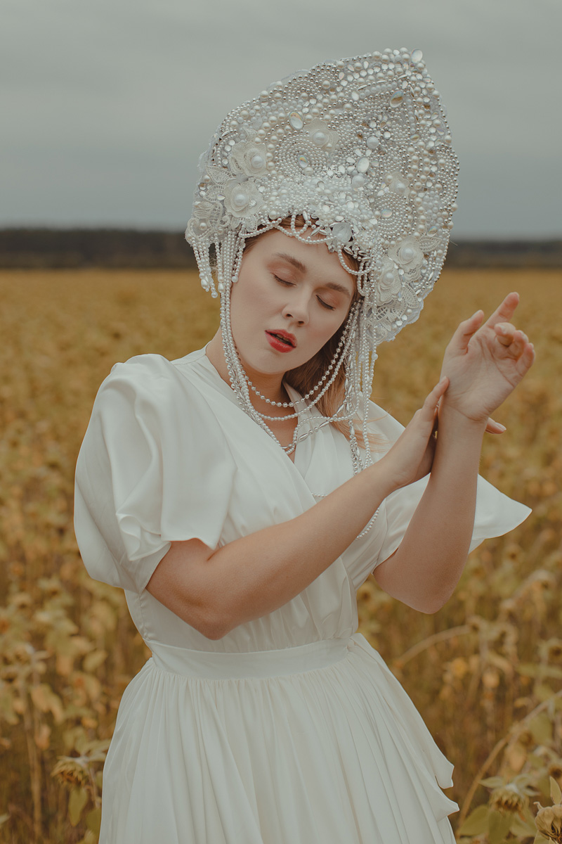 Владимирский фотограф Ольга Сморжанюк и московская мастерица Дарья Безгачева совместным творческим проектом напомнили всем нам, что у короны есть другое (и при этом очень красивое) значение